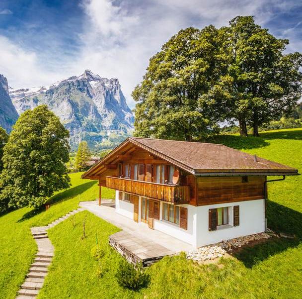 Tolle Aussicht von den Schweizer Alpen auf die Landschaft