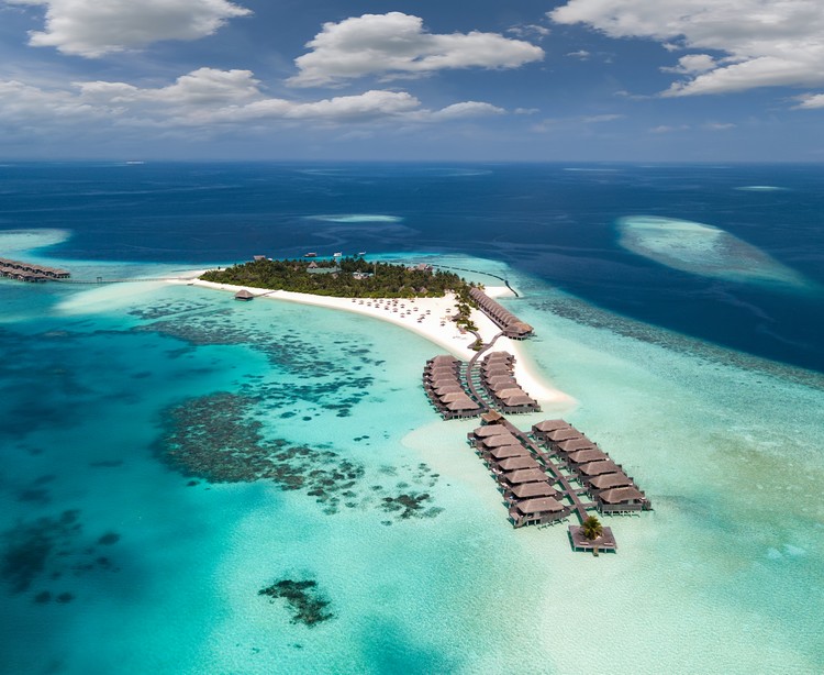 Ari-Atoll auf den Malediven, blaues Wasser, Wasserbungalows