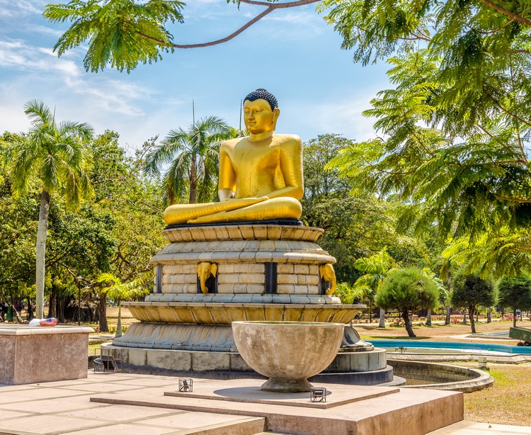 Große goldene Buddha Statue in Colombo in Sri Lanka